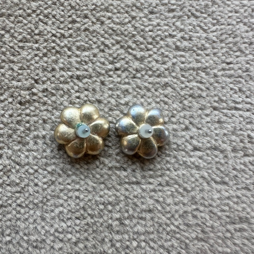 Stella and Dot Gold and White Flower Stud Earrings - Picture 7 of 7